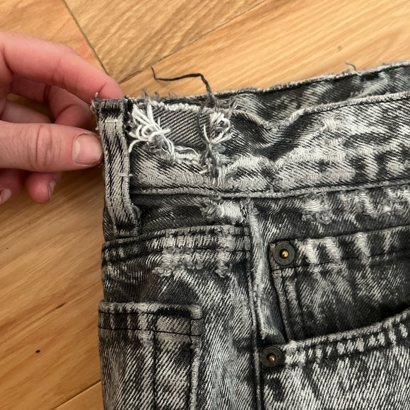 Distressed vintage Levi’s cutoff shorts - Picture 4 of 5